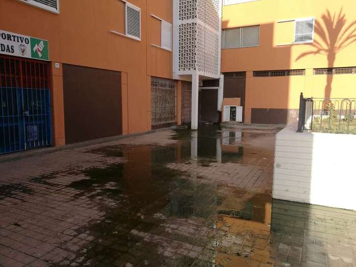 Imagen de los charcos de aguas fecales que se generan junto a los edificios de viviendas (Foto TA)