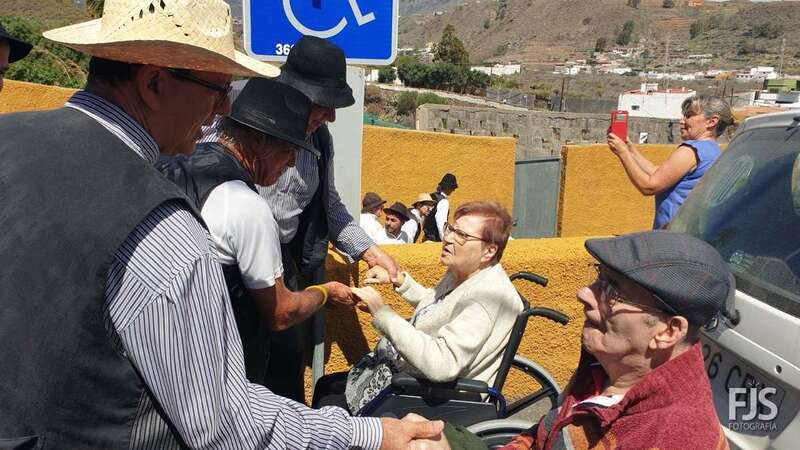 Juan Medina y su esposa reciben el reconocimiento de la Traída del Agua durante la edición de este año (Foto TA)