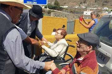 Juan Medina y su esposa durante la Traída del Agua de este año (Foto TA)