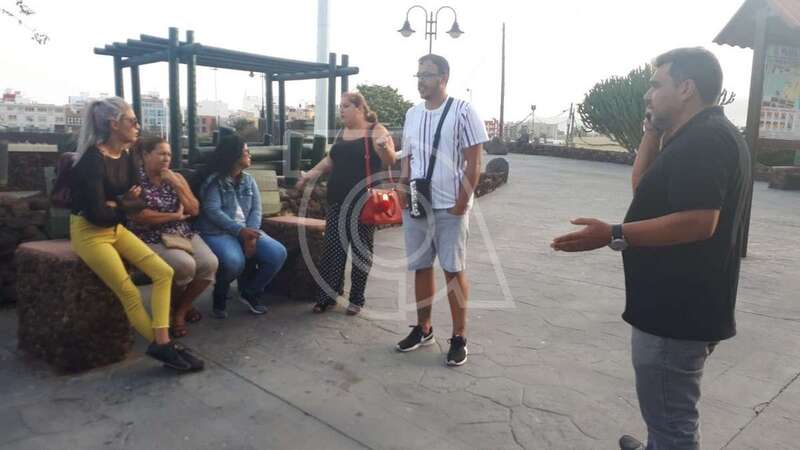 Grupo de feriantes, esta tarde en el paseo marítimo de Melenara (Foto TA)