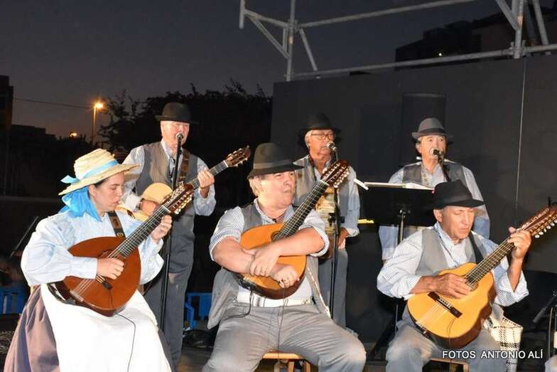 Grupo folclórico sobre el escenario festivo de Melenara (Foto Antonio ALÃ)
