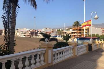  Salinetas se engalana con banderas españolas para recibir la procesión del domingo (Foto TA)