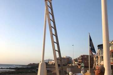  Salinetas se engalana con banderas españolas para recibir la procesión del domingo (Foto TA)
