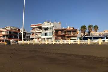  Salinetas se engalana con banderas españolas para recibir la procesión del domingo (Foto TA)