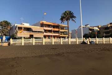  Salinetas se engalana con banderas españolas para recibir la procesión del domingo (Foto TA)