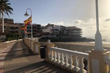  Salinetas se engalana con banderas españolas para recibir la procesión del domingo (Foto TA)