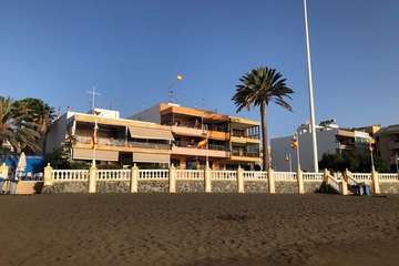  Salinetas se engalana con banderas españolas para recibir la procesión del domingo (Foto TA)