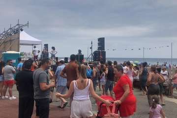  La costa de Telde baila al ritmo de zumba y salsa (Foto TA)