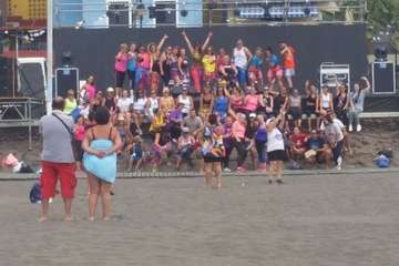  La costa de Telde baila al ritmo de zumba y salsa (Foto TA)