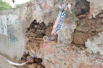 Un antiguo muro, un riesgo para personas en la calle Congreso (Foto TA)