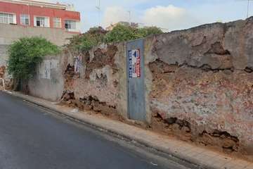 Un antiguo muro, un riesgo para personas en la calle Congreso (Foto TA)