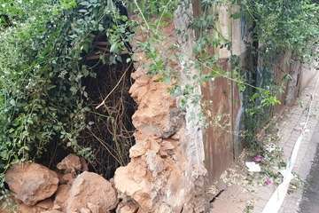 Un antiguo muro, un riesgo para personas en la calle Congreso (Foto TA)