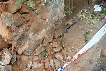 Un antiguo muro, un riesgo para personas en la calle Congreso (Foto TA)