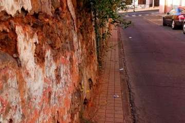 Un antiguo muro, un riesgo para personas en la calle Congreso (Foto TA)