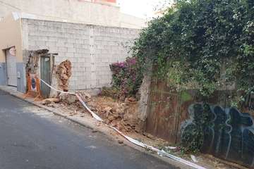 Un antiguo muro, un riesgo para personas en la calle Congreso (Foto TA)