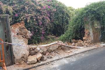 Un antiguo muro, un riesgo para personas en la calle Congreso (Foto TA)