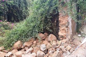 Un antiguo muro, un riesgo para personas en la calle Congreso (Foto TA)