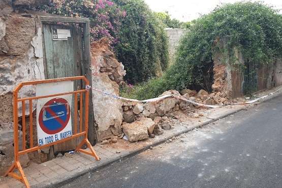 Un antiguo muro, un riesgo para personas en la calle Congreso (Foto TA)