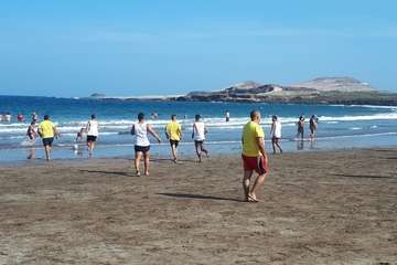 Degustación de paella y partido amistoso de fútbol en la playa de Ojos de Garza (Foto TA)