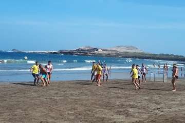 Degustación de paella y partido amistoso de fútbol en la playa de Ojos de Garza (Foto TA)
