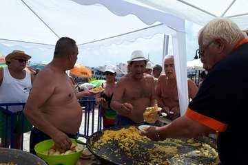 Degustación de paella y partido amistoso de fútbol en la playa de Ojos de Garza (Foto TA)