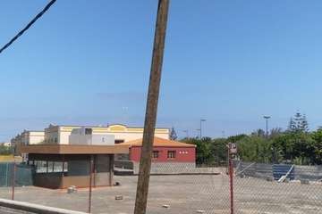 Zozobra en el casco histórico de Telde por la inclinación de un poste de la luz (Foto TA)