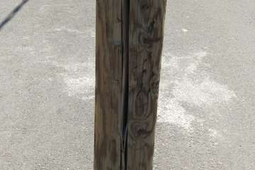 Zozobra en el casco histórico de Telde por la inclinación de un poste de la luz (Foto TA)