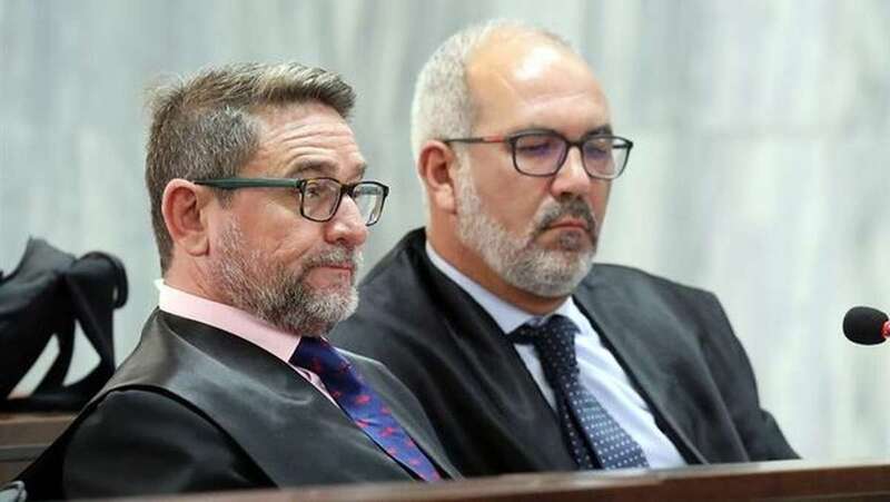 El juez Alba, junto al abogado Pedro Ayala, en la tercera sesión del juicio (Foto EFE)