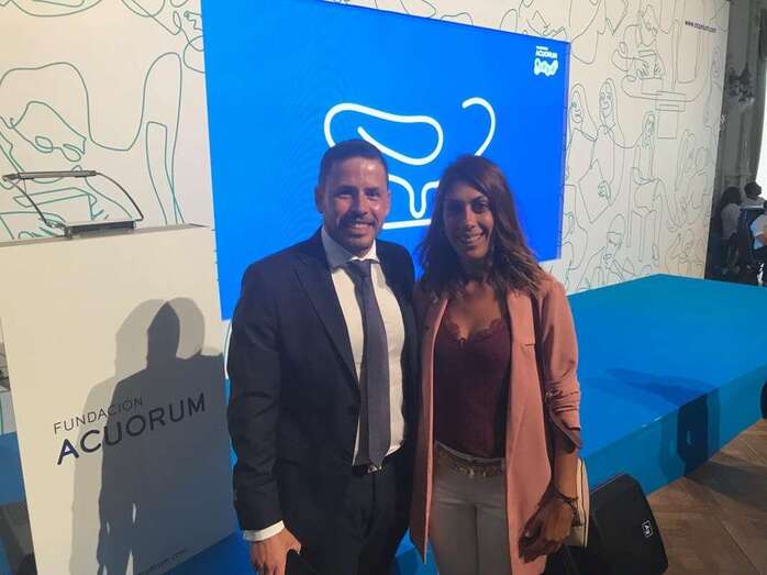 El alcalde Héctor Suárez, con la representante de  la Asociación Down de Tenerife (Foto TA)