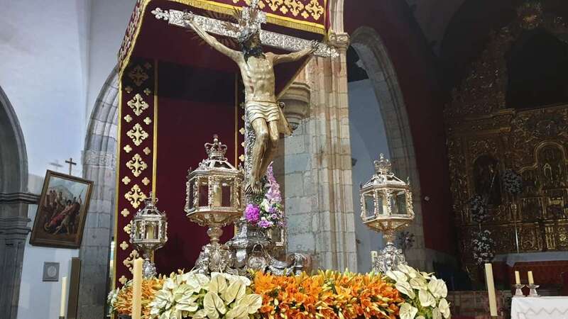 El trono de la venerada imagen bellamente engalanado para la procesión (Foto Francisco Javier Santana)
