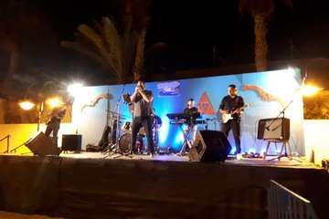 Fiesta de los 80 en la playa de Ojos de Garza (Foto TA)