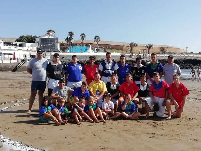 Componentes de los equipos del CL Castro Morales, este mediodía en la playa de Ojos de Garza (Foto TA)