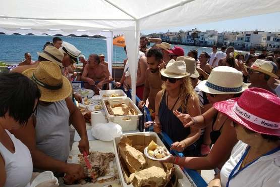 Lucha canaria y almuerzo popular en la playa de Ojos de Garza en el último día de sus fiestas en honor del Santo Cristo (Foto TA)