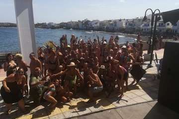 Lucha canaria y almuerzo popular en la playa de Ojos de Garza en el último día de sus fiestas en honor del Santo Cristo (Foto TA)