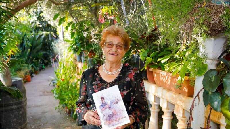 María Jesús Martín posa con su libro en la pequeña huerta o patio que tiene detrás de su casa, en Lomo Magullo (Foto C7)