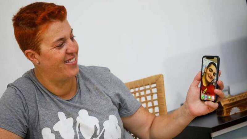 Pino Santana admira una foto de Aarón González (Foto Canarias7 / Cober)