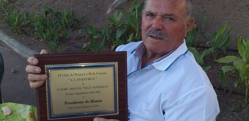 José Miguel  Vega muestra la placa de reconocimiento que se le entregó en el acto de este sábado (Foto TA)