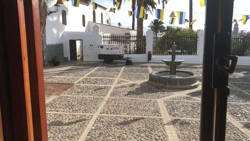 Grupo electrógeno colocado en la plaza de San Francisco, motivo de la denuncia vecinal (Foto TA)