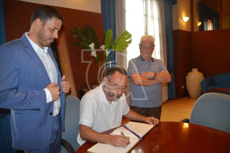 El periodista José Naranja firma en el libro de Honor de Telde bajo la mirada del alcalde y de su padre (Foto TA)