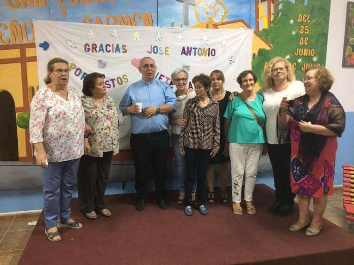 José Antonio Socorro con un grupo de feligreses, anoche en El Ejido (Foto TA)