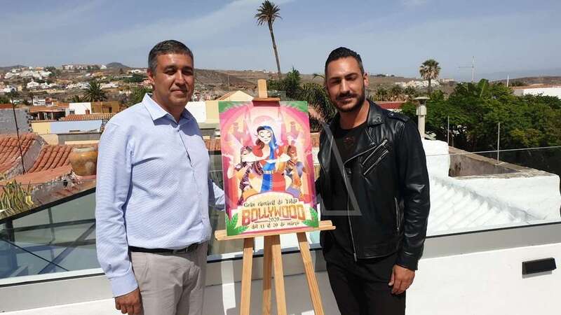 El cartel ganador entre el concejal Servando González y Nauzet Afonso, director artístico del Carnaval 2020 de Telde (Foto TA)