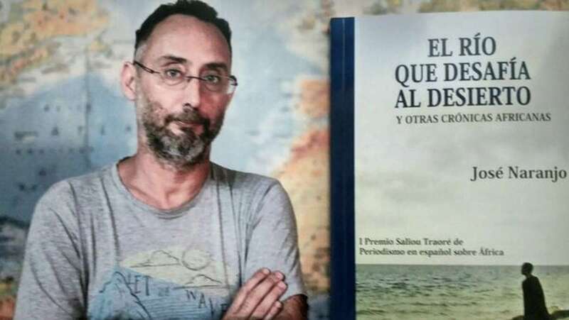José Naranjo junto al portada de su nuevo libro (CA)
