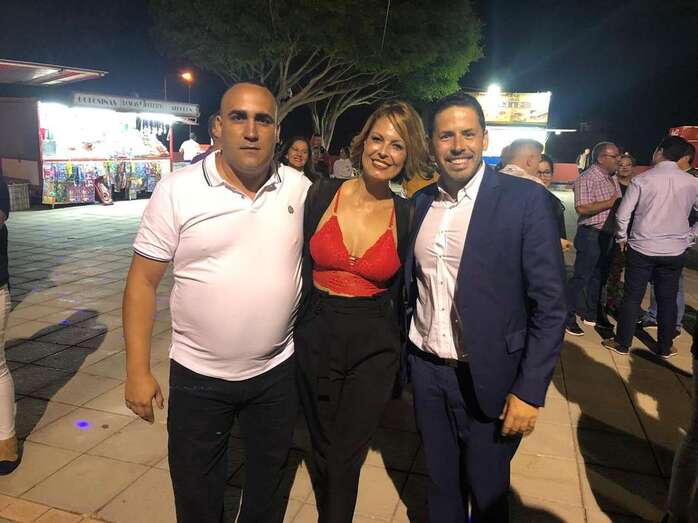 La pregonera Raquel Martín con el alcalde Héctor Suárez y el presidente del colectivo vecinal, Marcos Alemán (Foto TA)