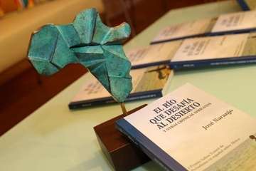  Las crónicas cotidianas de José Naranjo ganan el I Premio Saliou Traoré (Foto TA y EFE)