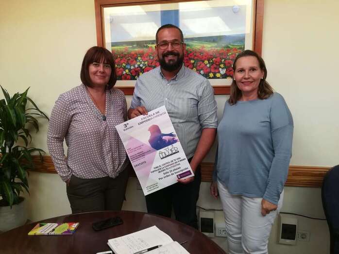 El concejal Jonay López se reunió con Rita María Vera y María Esther Álvarez (Foto TA)