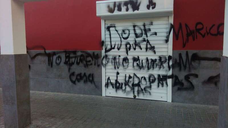 Imagen de las pintadas en la puerta del local (Foto TA)