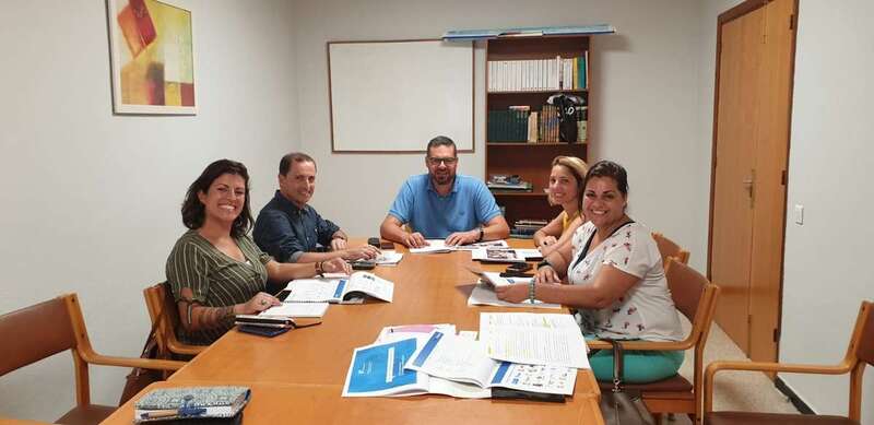 El concejal Diego Ojeda, en una reunión con responsables de la Obra Social la Caixa (Foto TA)