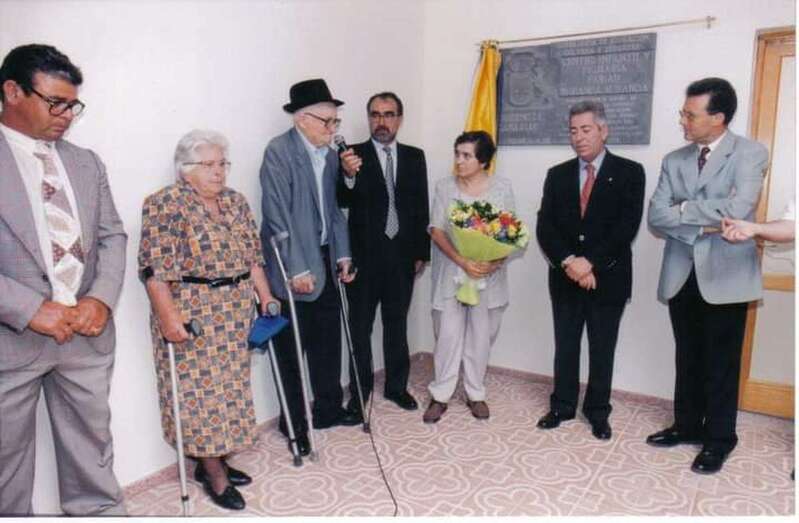 Imagen de archivo de la inauguración del nuevo colegio de Hornos del Rey, siendo alcalde Francisco Santiago. El primero por la izquierda, Enrique Rodríguez (Foto TA)