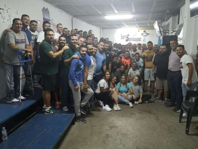 El edil Servando González, el pasado martes en el local de ensayo de Los Nietos (Foto TA)