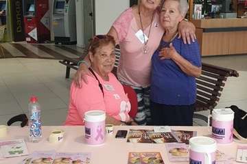  Punto de cuestación sobre el cáncer de mama en Alcampo Telde (Foto TA)